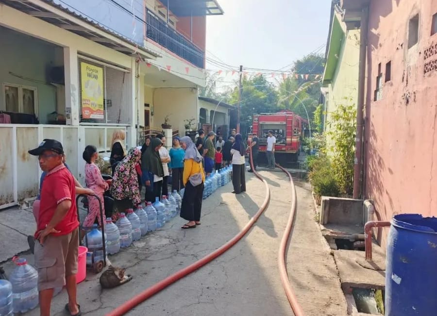 Bekasi - Aliran air PDAM Tirta Patriot mati sejak Sabtu (5/9/2026). Warga Villa Mas Garden Bekasi Utara mengantre pasokan air bersih dari mobil damkar., Minggu (6/9/2026). Foto: Ist/Gobekasi.id.