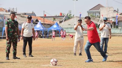 Bekasi - Wakil Wali Kota Bekasi Abdul Harris Bobihoe membuka turnamen sepak bola antarwarga Pekayon. Ia mengajak pemuda mengisi waktu dengan kegiatan positif. Foto: Ist/Gobekasi.id.