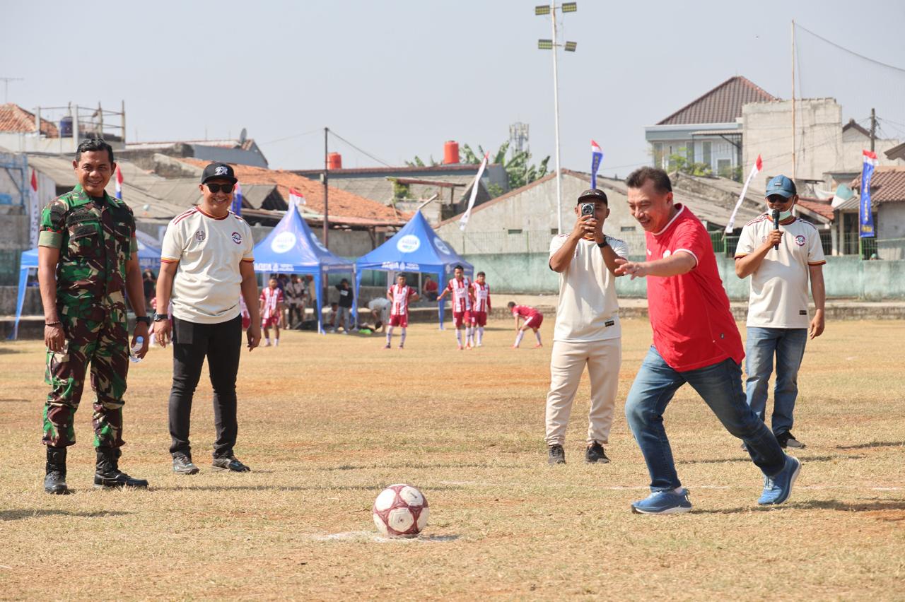 Bekasi - Wakil Wali Kota Bekasi Abdul Harris Bobihoe membuka turnamen sepak bola antarwarga Pekayon. Ia mengajak pemuda mengisi waktu dengan kegiatan positif. Foto: Ist/Gobekasi.id.