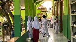 Bekasi - Aktivitas belajar siswa SDN 2 Padurenan, Kota Bekasi, tetap berlangsung di tengah sebaran abu vulkanik, Senin (7/9/2026). Pemerintah Kota Bekasi belum menerapkan PJJ secara menyeluruh dan meminta sekolah menyesuaikan kegiatan dengan kondisi lingkungan. Foto: Septian/Gobekasi.id.