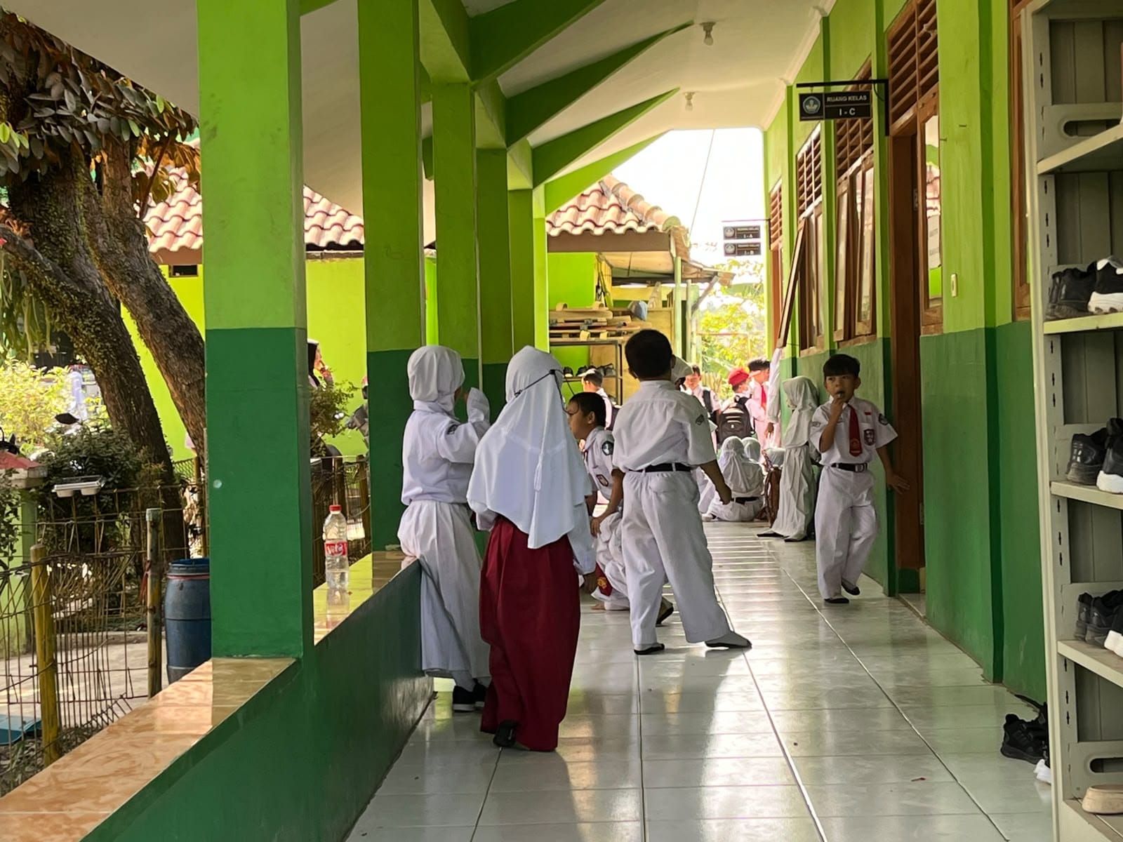 Bekasi - Aktivitas belajar siswa SDN 2 Padurenan, Kota Bekasi, tetap berlangsung di tengah sebaran abu vulkanik, Senin (7/9/2026). Pemerintah Kota Bekasi belum menerapkan PJJ secara menyeluruh dan meminta sekolah menyesuaikan kegiatan dengan kondisi lingkungan. Foto: Septian/Gobekasi.id.