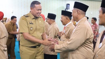 Bekasi - Wali Kota Bekasi Tri Adhianto mengukuhkan Pengurus LLI Cabang Kota Bekasi masa bakti 2025-2030, Senin (7/9/2026). Pihaknya mendorong warga lansia untuk tetap sehat dan produktif. Foto: Ist/Gobekasi.id.