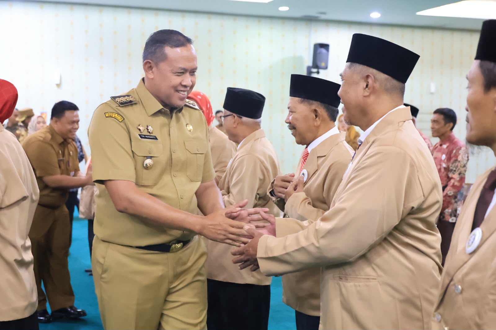 Bekasi - Wali Kota Bekasi Tri Adhianto mengukuhkan Pengurus LLI Cabang Kota Bekasi masa bakti 2025-2030, Senin (7/9/2026). Pihaknya mendorong warga lansia untuk tetap sehat dan produktif. Foto: Ist/Gobekasi.id.