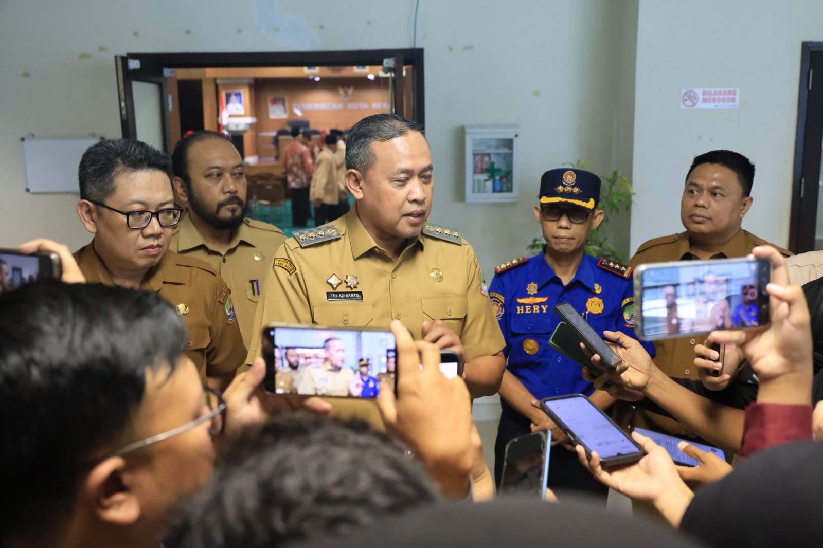 Bekasi - Wali Kota Bekasi Tri Adhianto saat di wawancara soal abu vulkanik Gunung Anak Krakatau, Senin (7/9/2026). Foto: Ist/Gobekasi.id.