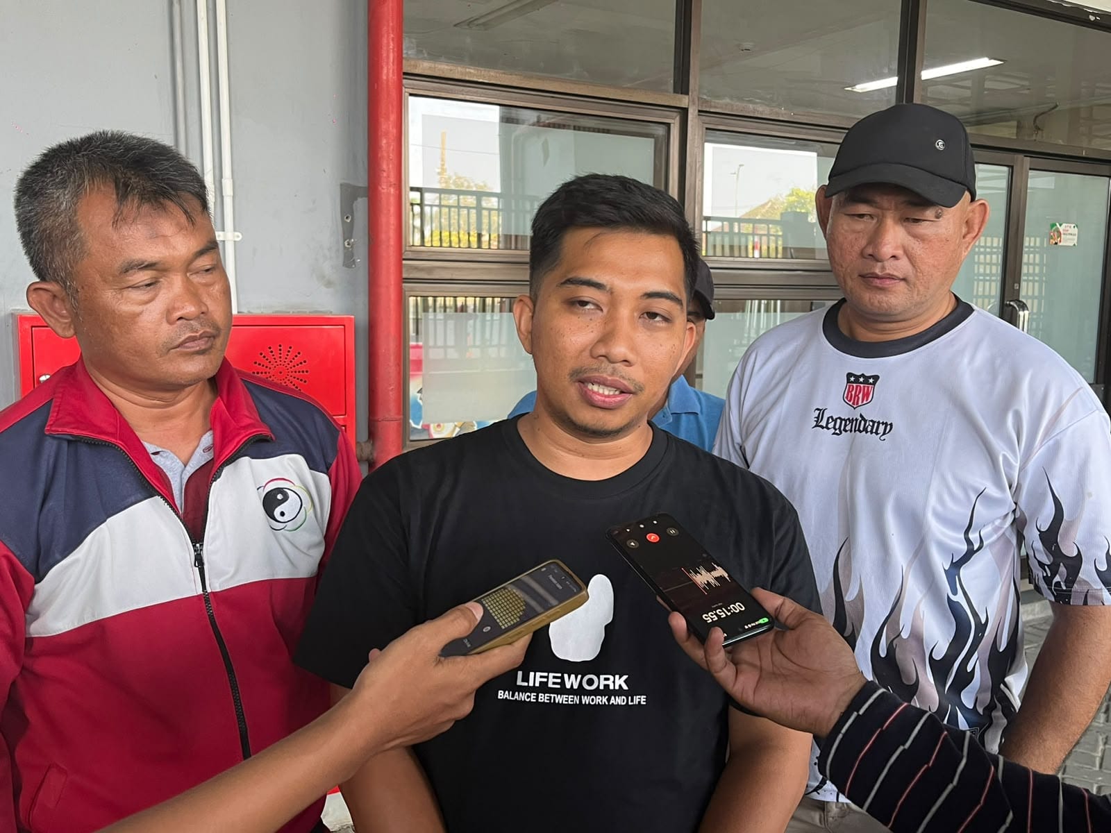 Bekasi - Keluarga korban kecelakaan KRL Bekasi Timur menuntut transparansi hasil investigasi KNKT yang tak kunjung rilis setelah empat bulan. Pihaknya minta keadilan. Foto: Septian/Gobekasi.id.