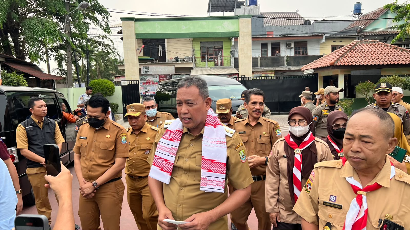 Bekasi - Wali Kota Bekasi Tri Adhianto meninjau SMP Negeri 14 memastikan pelaksanaan pembelajaran jarak jauh (PJJ) di sejumlah sekolah berjalan dengan baik, Selasa (8/9/2026). Foto: Septian/Gobekasi.id.