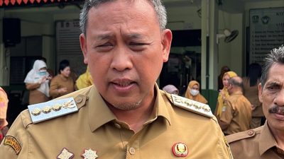 Bekasi - Wali Kota Bekasi Tri Adhianto meninjau SMP Negeri 14 memastikan pelaksanaan pembelajaran jarak jauh (PJJ) di sejumlah sekolah berjalan dengan baik, Selasa (8/9/2026). Foto: Septian/Gobekasi.id.