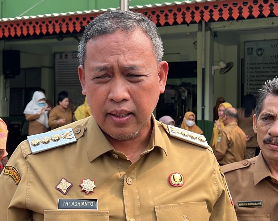 Bekasi - Wali Kota Bekasi Tri Adhianto meninjau SMP Negeri 14 memastikan pelaksanaan pembelajaran jarak jauh (PJJ) di sejumlah sekolah berjalan dengan baik, Selasa (8/9/2026). Foto: Septian/Gobekasi.id.