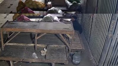 Bekasi - Pelaku pencurian mengambil jengkol milik pedagang di Pasar Babelan, Kabupaten Bekasi, Sabtu (5/9/2026). Foto: Ist/Gobekasi.id.