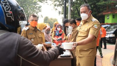Bekasi - Wali Kota dan Wakil Wali Kota Bekasi Tri Adhianto - Harris Bobihoe membagikan makanan dan masker gratis kepada warga menyikapi dampak abu vulkanik erupsi anak Gunug Krakatau, Selasa (8/9/2026). Foto: Ist/Gobekasi.id.
