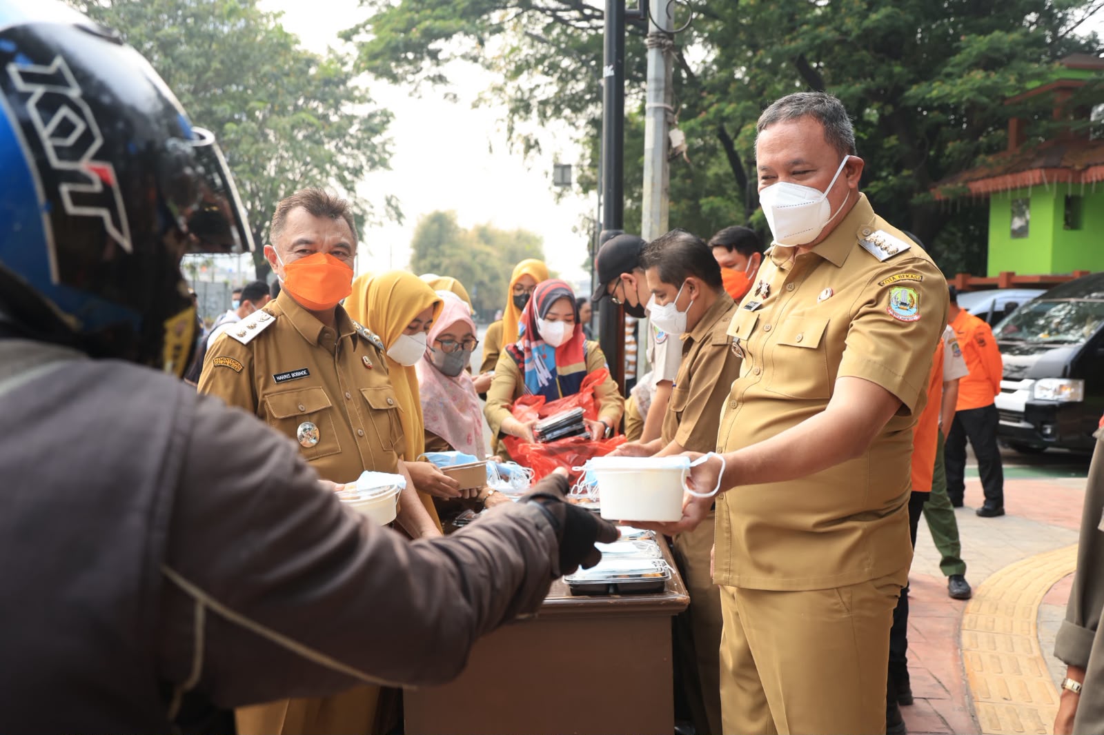 Bekasi - Wali Kota dan Wakil Wali Kota Bekasi Tri Adhianto - Harris Bobihoe membagikan makanan dan masker gratis kepada warga menyikapi dampak abu vulkanik erupsi anak Gunug Krakatau, Selasa (8/9/2026). Foto: Ist/Gobekasi.id.