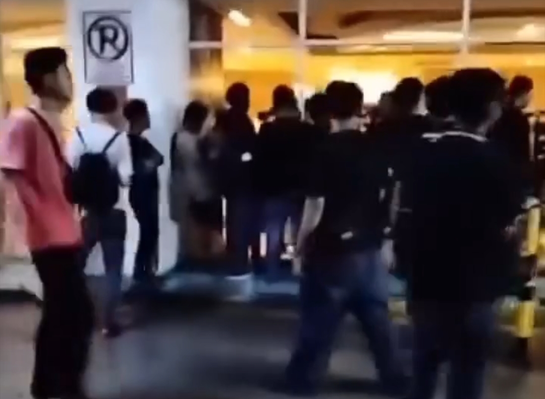 Bekasi - Keributan pecah antara satpam dan agen penyewaan di Apartemen Bekasi akibat aturan larangan sewa harian dari Pemkot Bekasi. Penertiban dinilai memicu ketegangan, Senin (7/9/2026). Foto: Ist/Gobekasi.id.