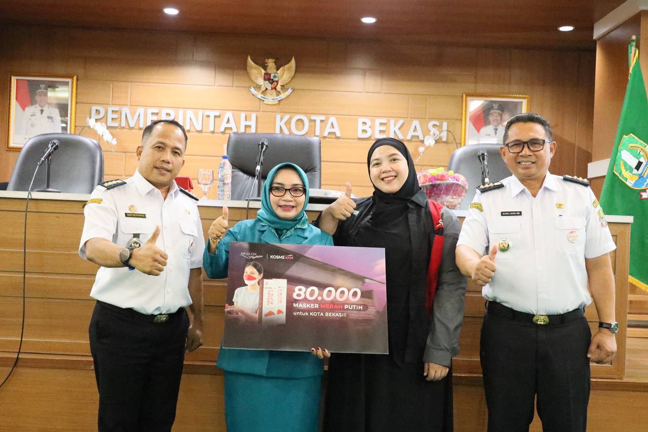 Bekasi - Ketua TP PKK Kota Bekasi Wiwiek Hargono Tri Adhianto membagikan masker secara simbolis dalam pertemuan rutin TP PKK Kota Bekasi di Gedung Nonon Sonthanie, Rabu (9/9/2026). Foto: Ist/Gobekasi.id.
