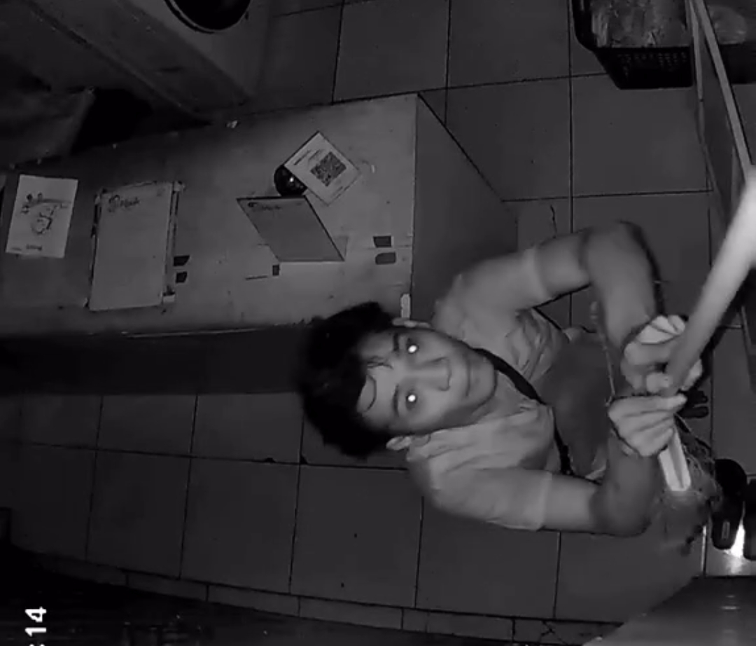 Bekasi - Tangkapan layar CCTV wajah pelaku pembobol gerai laundry di Mutiara Gading Timur, Mustikajaya, Kota Bekasi, Foto: Ist/Gobekasi.id.