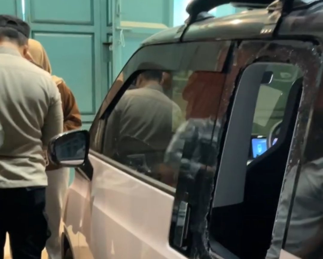 Bekasi - Pencurian modus pecah kaca mobil terjadi di Jl. Raya Mangunjaya, Tambun Selatan pada Rabu (9/9/2026) malam. Laptop dan dokumen pribadi korban rontok digasak. Foto: Ist/Gobekasi.id.