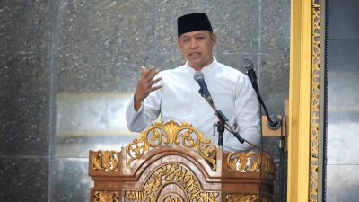 Bekasi - Wali Kota Bekasi Tri Adhianto memaparkan proyek Flyover Bulak Kapal, relokasi Pasar Baru, dan penataan kabel ducting usai salat Jumat (11/9/2026). Foto: Ist/Gobekasi.id.