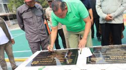 Bekasi - Wali Kota Bekasi, Tri Adhianto membubuhkan tandatangannya di prasarti peresmian dua Taman Asri 3 dan Taman Bahagia di Kelurahan Jatimakmur, Kecamatan Pondok Gede, Sabtu (12/9/2026). Foto: Ist/Gobekasi.id.