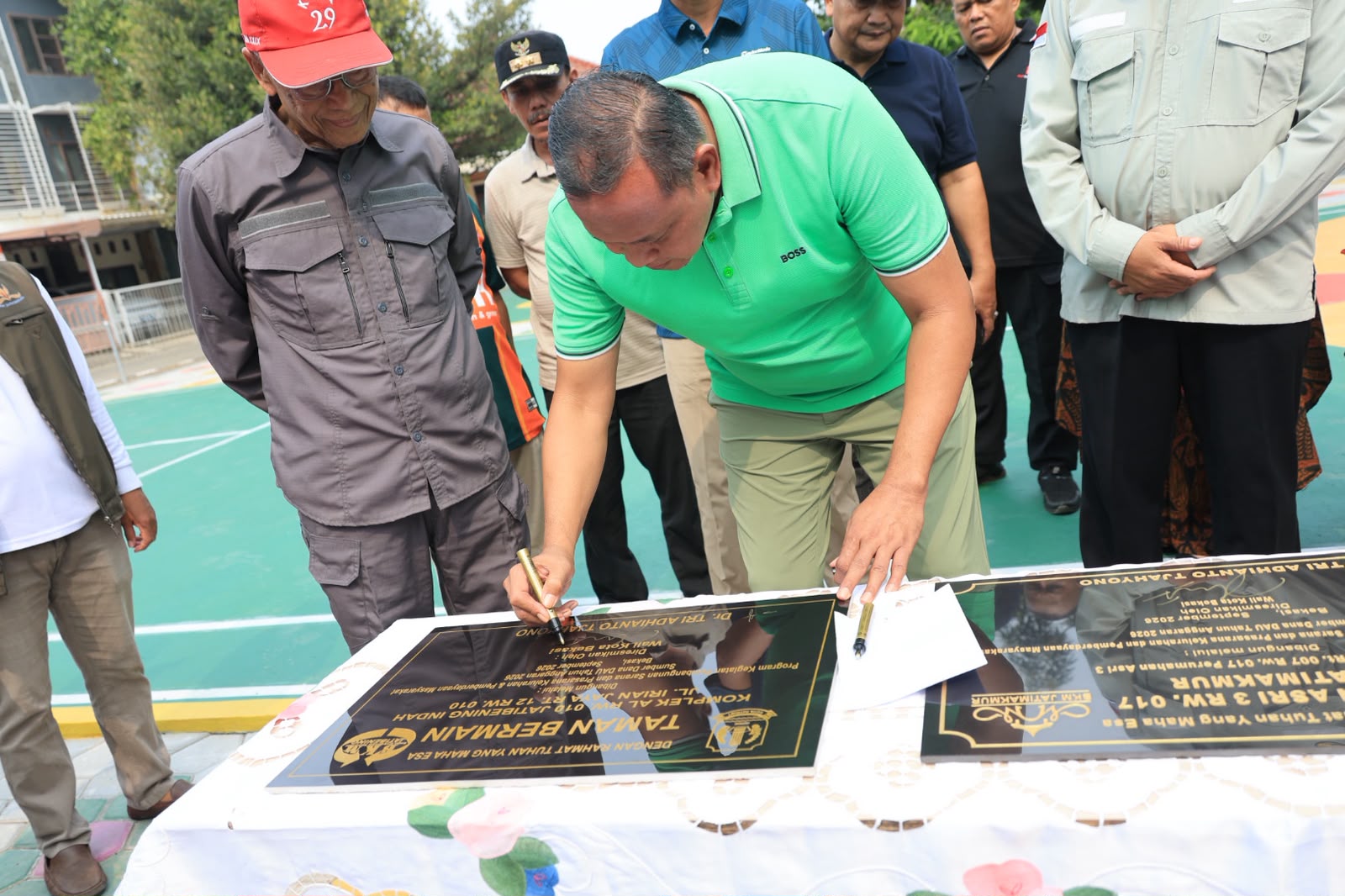 Bekasi - Wali Kota Bekasi, Tri Adhianto membubuhkan tandatangannya di prasarti peresmian dua Taman Asri 3 dan Taman Bahagia di Kelurahan Jatimakmur, Kecamatan Pondok Gede, Sabtu (12/9/2026). Foto: Ist/Gobekasi.id.