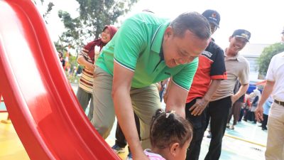 Bekasi - Wali Kota Bekasi, Tri Adhianto saat bermain bersama anak perempuan pada kesempatan peresmian dua Taman di Pondok Gede, Sabtu (12/9/2026). Foto: Ist/Gobekasi.id.