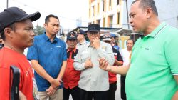 Bekasi - Wali Kota Bekasi Tri Adhianto meninjau penanganan genangan air di Jalan Jatimakmur, Pondok Gede, yang kini telah rampung dikerjakan DBMSDA Kota Bekasi, Sabtu (12/9/2026). Foto: Ist/Gobekasi.id.