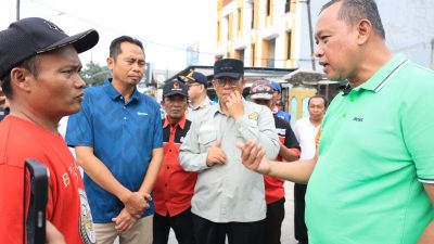 Bekasi - Wali Kota Bekasi Tri Adhianto meninjau penanganan genangan air di Jalan Jatimakmur, Pondok Gede, yang kini telah rampung dikerjakan DBMSDA Kota Bekasi, Sabtu (12/9/2026). Foto: Ist/Gobekasi.id.