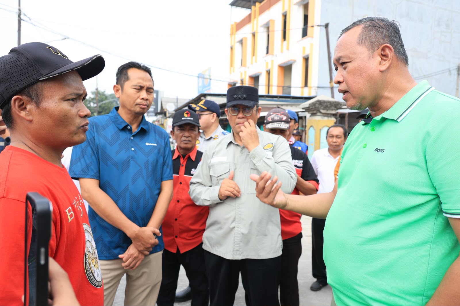 Bekasi - Wali Kota Bekasi Tri Adhianto meninjau penanganan genangan air di Jalan Jatimakmur, Pondok Gede, yang kini telah rampung dikerjakan DBMSDA Kota Bekasi, Sabtu (12/9/2026). Foto: Ist/Gobekasi.id.