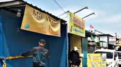 Bekasi - Lokasi wanita muda berinisial K (18) tewas dianiaya pelanggannya usai cekcok soal kesepakatan harga booking online di warung mie ayam kawasan Babelan, Kabupaten Bekasi, kini di garis polisi, Minggu (13/9/2025). Foto: Ist/Gobekasi.id.