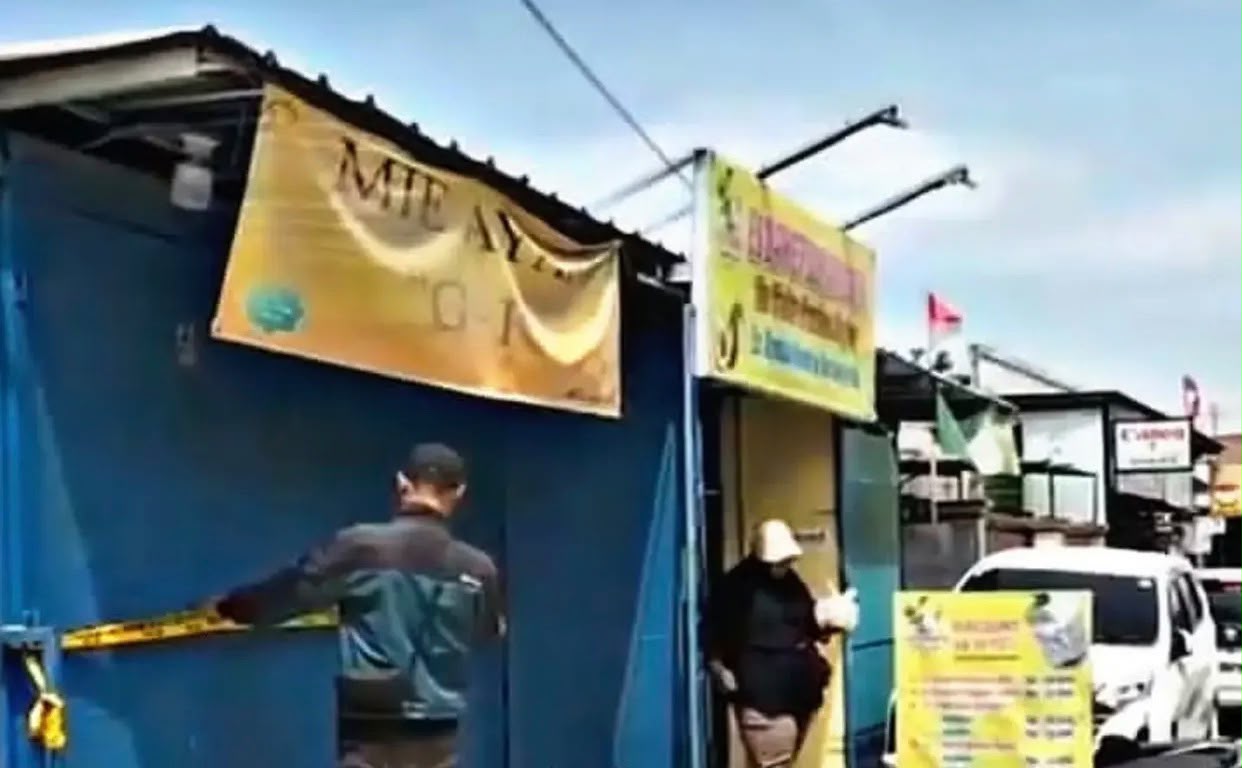 Bekasi - Lokasi wanita muda berinisial K (18) tewas dianiaya pelanggannya usai cekcok soal kesepakatan harga booking online di warung mie ayam kawasan Babelan, Kabupaten Bekasi, kini di garis polisi, Minggu (13/9/2025). Foto: Ist/Gobekasi.id.