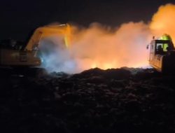 Gunung Sampah TPST Bantargebang Terbakar Minggu Malam