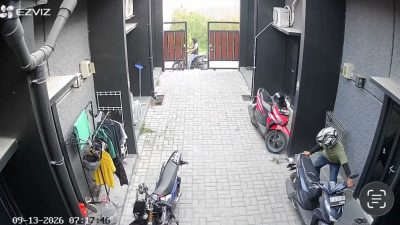 Bekasi - Dua pelaku curanmor menggasak sepeda motor Honda Beat B 3675 DBF di Desa Setia Asih, Tarumajaya, Kabupaten Bekasi, Minggu (13/9/2026) pagi. Foto: Ist/Gobekasi.id.