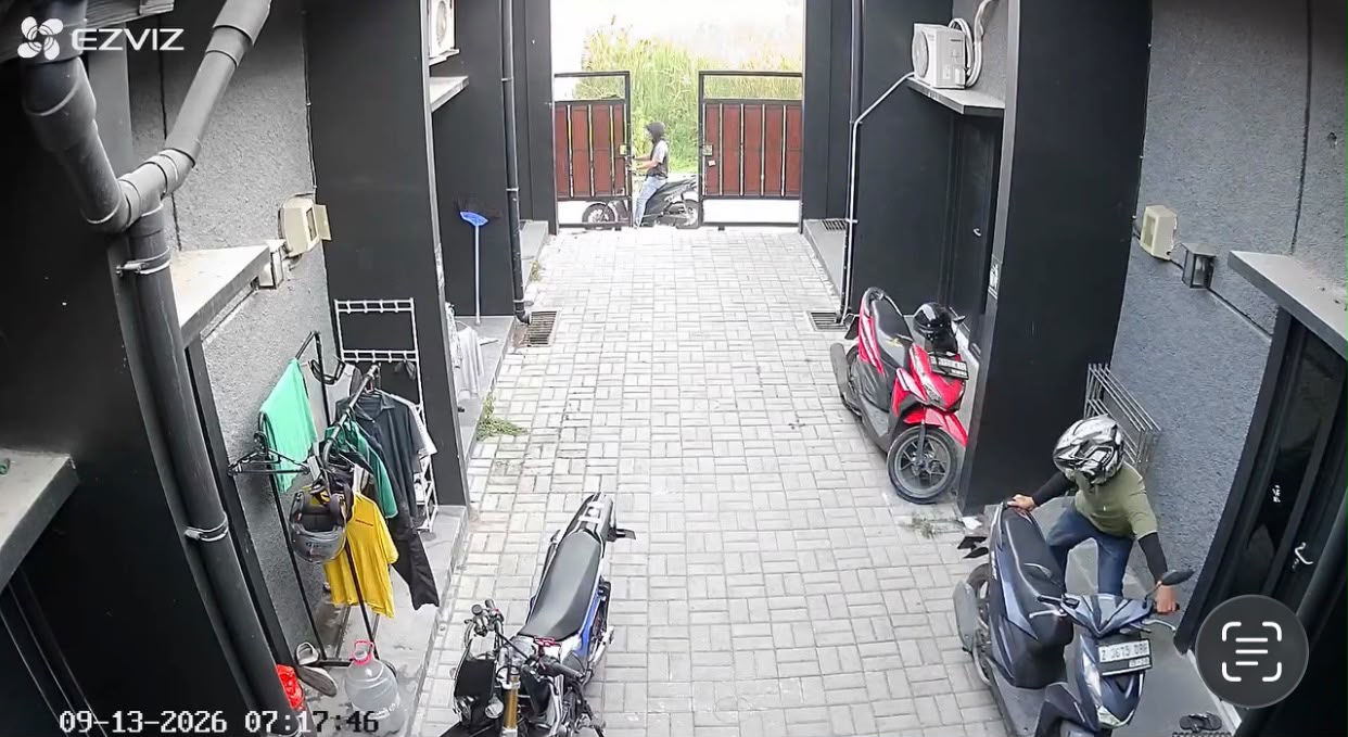 Bekasi - Dua pelaku curanmor menggasak sepeda motor Honda Beat B 3675 DBF di Desa Setia Asih, Tarumajaya, Kabupaten Bekasi, Minggu (13/9/2026) pagi. Foto: Ist/Gobekasi.id.