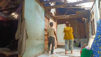 Bekasi - Makmur (62), anggota Satlinmas di Duren Jaya, Bekasi Timur, terpaksa bertahan di rumah lapuk yang terancam roboh saat hujan turun akibat keterbatasan ekonomi. Foto: Septian/Gobekasi.id.