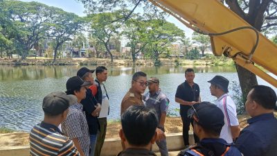 Bekasi - DBMSDA Kota Bekasi menerjunkan alat berat untuk mengeruk sedimentasi Danau Duta Harapan yang disiapkan menjadi venue Triathlon Porprov Jabar 2026. Foto: Mochamad Yacub Ardiansyah/Gobekasi.id.