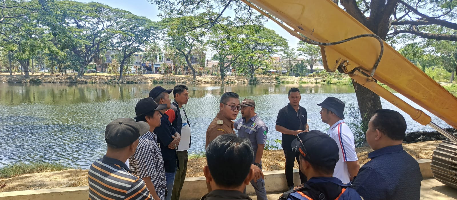 Bekasi - DBMSDA Kota Bekasi menerjunkan alat berat untuk mengeruk sedimentasi Danau Duta Harapan yang disiapkan menjadi venue Triathlon Porprov Jabar 2026. Foto: Mochamad Yacub Ardiansyah/Gobekasi.id.