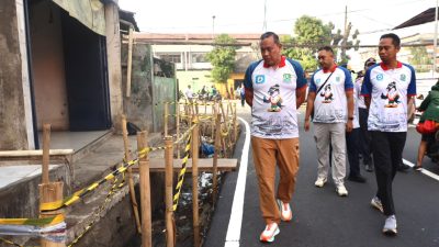 Bekasi - Wali Kota Bekasi Tri Adhianto meninjau penataan Jalan M. Yamin Pasar Baru dan meminta PKL pindah ke lantai 2 agar fungsi jalan kembali optimal, Selasa (15/9/2026). Foto: Ist/Gobekasi.id.