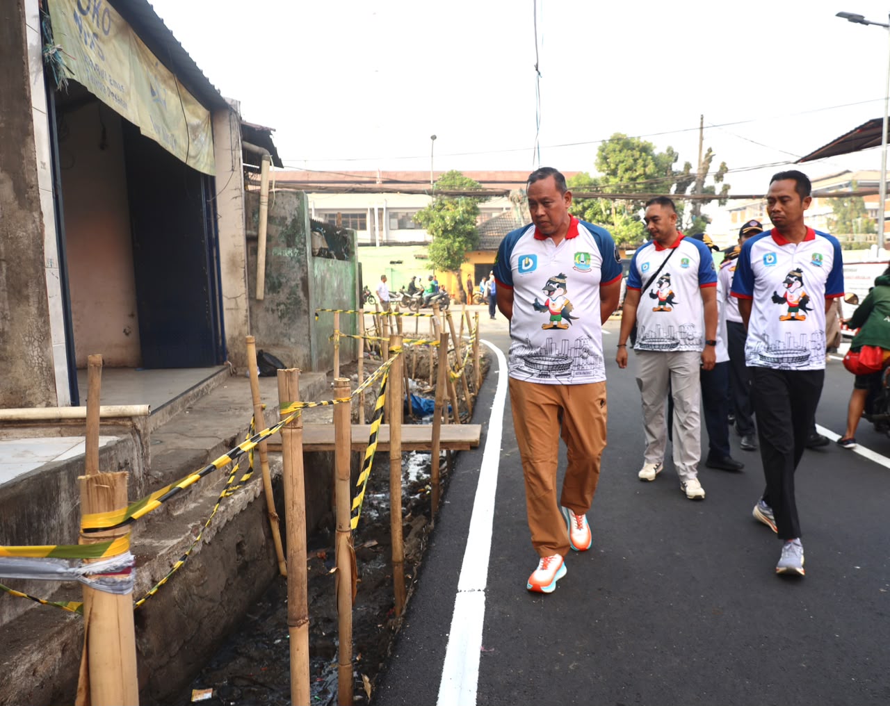 Bekasi - Wali Kota Bekasi Tri Adhianto meninjau penataan Jalan M. Yamin Pasar Baru dan meminta PKL pindah ke lantai 2 agar fungsi jalan kembali optimal, Selasa (15/9/2026). Foto: Ist/Gobekasi.id.
