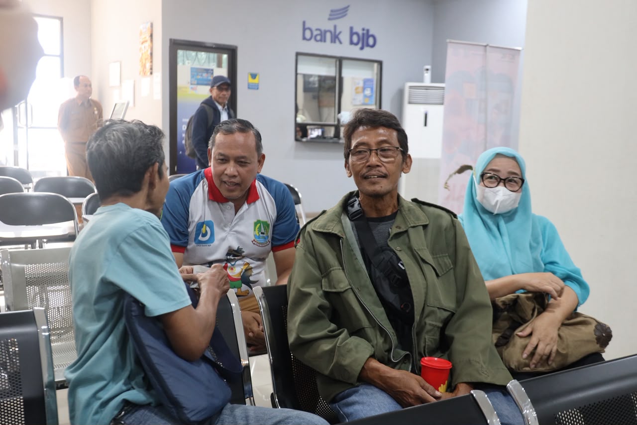 Bekasi - Menanggapi keluhan warga di media sosial, Wali Kota Bekasi Tri Adhianto sidak ke Disdukcapil dan pastikan pelayanan publik berjalan optimal tanpa pungli. Foto: Ist/Gobekasi.id.
