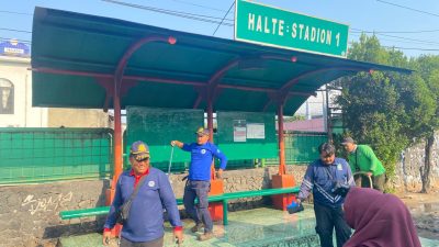 Bekasi - Pegawai Dishub Kota Bekasi saat melakukan K3 membersihkan Halte Stadion di Jalan Raya Ahmad Yani, Bekasi Selatan, Kota Bekasi, Rabu (16/9/2026). Hal ini dilakukan dalam menyambut Hari Perhubungan Nasional 2026. Foto: Mochamad Yacub Ardiansyah/Gobekasi.id.
