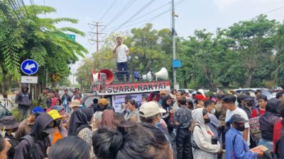 Bekasi - Asosiasi Mahasiswa Indonesia demo DPRD Kota Bekasi desak bentuk pansus usut dugaan korupsi pengadaan ambulans dan mobil jenazah 2022-2023 senilai Rp 5,4 miliar. Foto: Ist