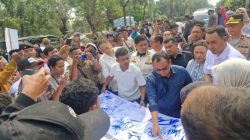 Bekasi - Ketua DPRD Kota Bekasi Sardi Efendi menyatakan siap tindaklanjuti aspirasi mahasiswa terkait dugaan korupsi pengadaan ambulans dan koordinasi dengan Inspektorat Bekasi saat menemui massa aksi, Rabu (16/9/2026). Foto: Ist