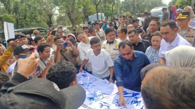 Bekasi - Ketua DPRD Kota Bekasi Sardi Efendi menyatakan siap tindaklanjuti aspirasi mahasiswa terkait dugaan korupsi pengadaan ambulans dan koordinasi dengan Inspektorat Bekasi saat menemui massa aksi, Rabu (16/9/2026). Foto: Ist