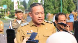 Bekasi - Wali Kota Bekasi Tri Adhianto saat diwawancara di Plaza Pemkot Bekasi. Foto: Ist/Gobekasi.id.