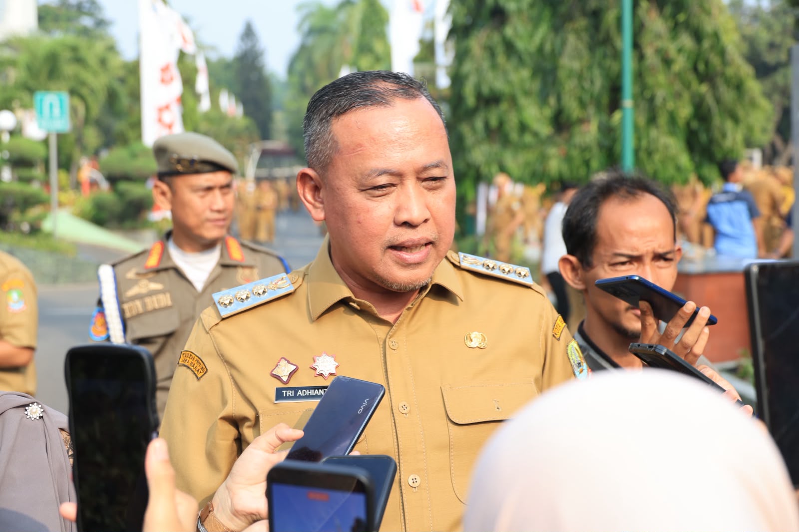Bekasi - Wali Kota Bekasi Tri Adhianto saat diwawancara di Plaza Pemkot Bekasi. Foto: Ist/Gobekasi.id.