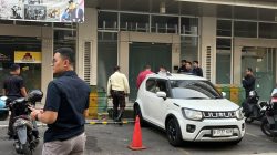 Bekasi - Kejaksaan Agung menyatroni sebuah kantor perusahaan yang bergerak di bidang minyak dan gas. Lokasi penggeledahan terletak di kawasan Ruko Pasar Sinpasa, Kecamatan Bekasi Utara, Kamis (17/9/2026). Foto: Septian/Gobekasi.id.