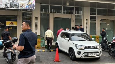 Bekasi - Kejaksaan Agung menyatroni sebuah kantor perusahaan yang bergerak di bidang minyak dan gas. Lokasi penggeledahan terletak di kawasan Ruko Pasar Sinpasa, Kecamatan Bekasi Utara, Kamis (17/9/2026). Foto: Septian/Gobekasi.id.