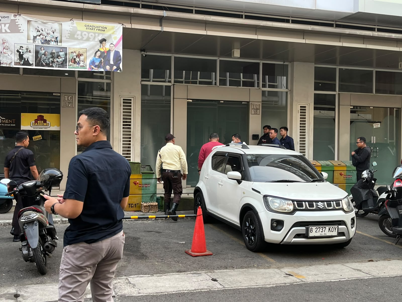 Bekasi - Kejaksaan Agung menyatroni sebuah kantor perusahaan yang bergerak di bidang minyak dan gas. Lokasi penggeledahan terletak di kawasan Ruko Pasar Sinpasa, Kecamatan Bekasi Utara, Kamis (17/9/2026). Foto: Septian/Gobekasi.id.