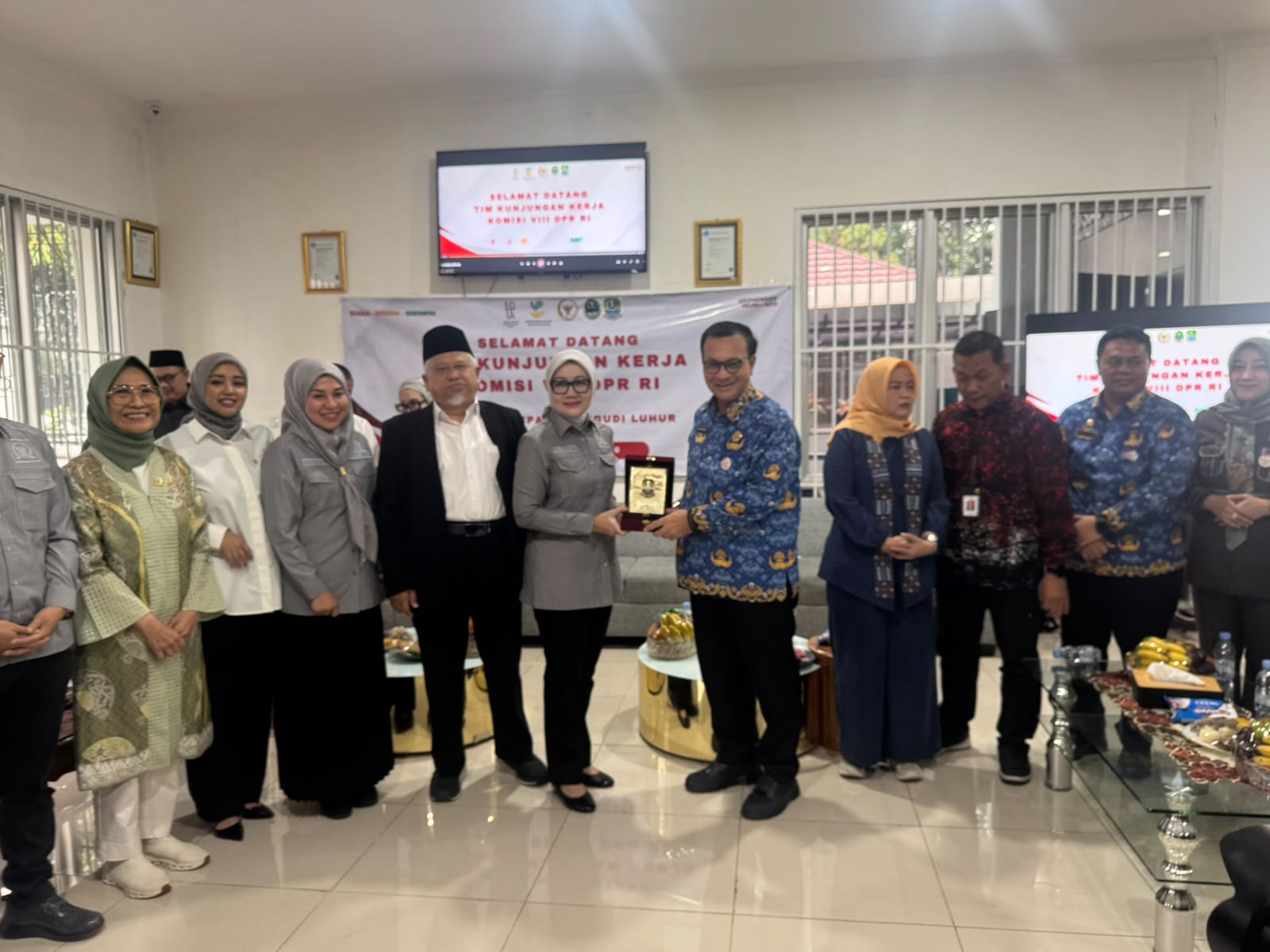 Bekasi - Asisten Pemerintahan dan Kesejahteraan Rakyat (Asda I) Kota Bekasi Lintong Dianto Putra, serta Kepala Dinas Sosial Kota Bekasi Robert TP Siagian menerima kunjungan kerja Komisi VIII DPR RI ke Sentra Terpadu Pangudi Luhur di Kota Bekasi pada Kamis (17/9/2026).