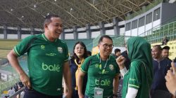 Bekasi - Wali Kota Bekasi Tri Adhianto bersama Sesjampidsus Kejaksaan Agung RI, Didik Farkhan Alisyahdi, serta Kepala Kejaksaan Negeri Kota Bekasi. usai menyaksikan langsung laga kandang perdana Adhyaksa FC Bekasi melawan Persikad Depok di Stadion Patriot Candrabhaga, Jumat (18/9/2026). Foto: Ist/Gobekasi.id.