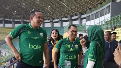 Bekasi - Wali Kota Bekasi Tri Adhianto bersama Sesjampidsus Kejaksaan Agung RI, Didik Farkhan Alisyahdi, serta Kepala Kejaksaan Negeri Kota Bekasi. usai menyaksikan langsung laga kandang perdana Adhyaksa FC Bekasi melawan Persikad Depok di Stadion Patriot Candrabhaga, Jumat (18/9/2026). Foto: Ist/Gobekasi.id.