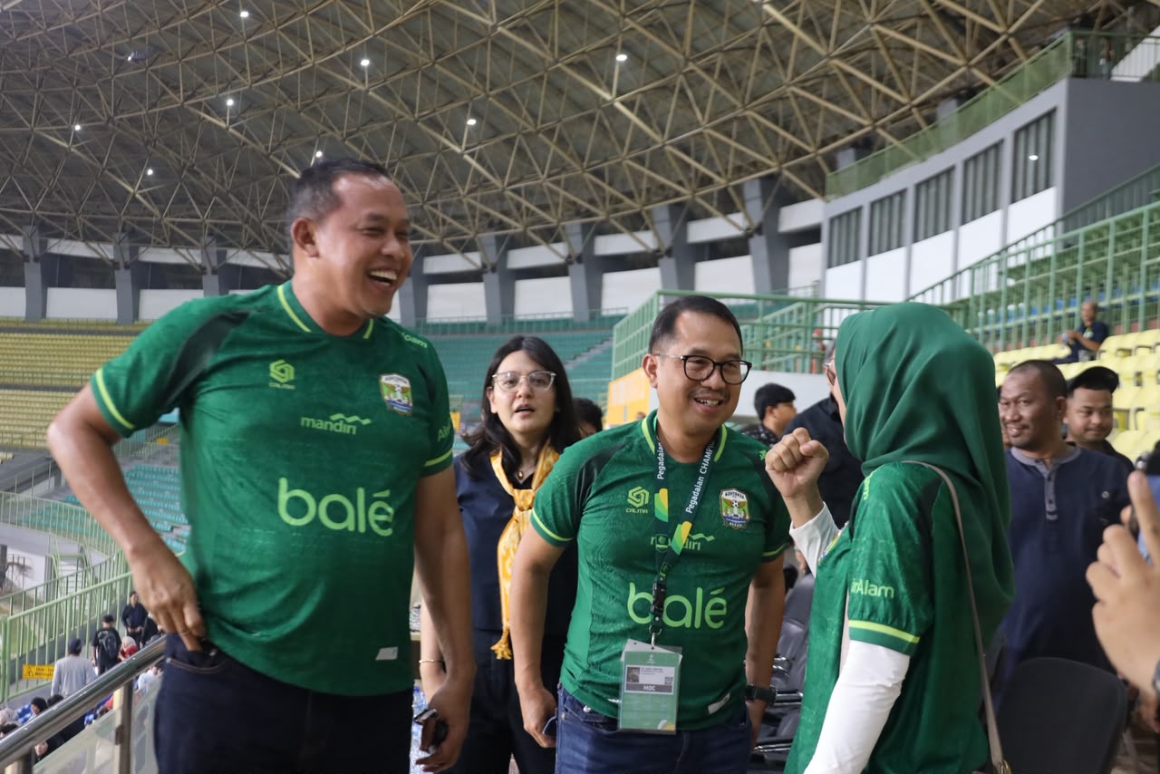 Bekasi - Wali Kota Bekasi Tri Adhianto bersama Sesjampidsus Kejaksaan Agung RI, Didik Farkhan Alisyahdi, serta Kepala Kejaksaan Negeri Kota Bekasi. usai menyaksikan langsung laga kandang perdana Adhyaksa FC Bekasi melawan Persikad Depok di Stadion Patriot Candrabhaga, Jumat (18/9/2026). Foto: Ist/Gobekasi.id.